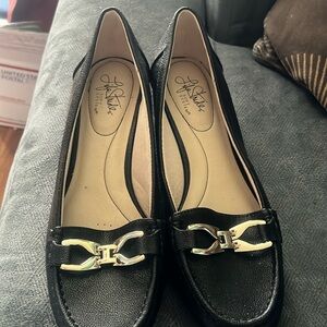 Size 9.5 shoes. Excellent for office. Black. Great condition.